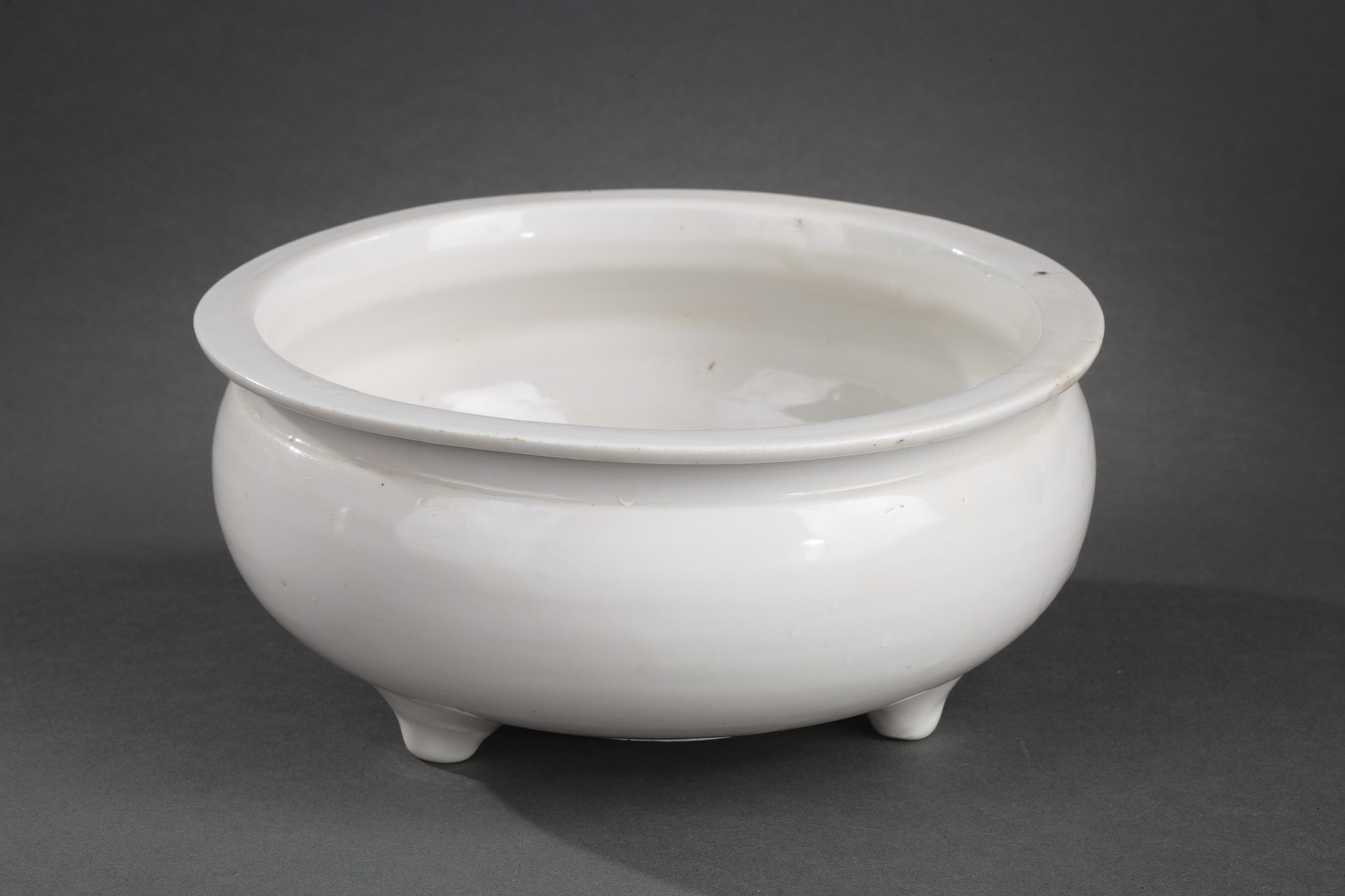 Large Chinese blanc de Chine tripod censer of creamy tone